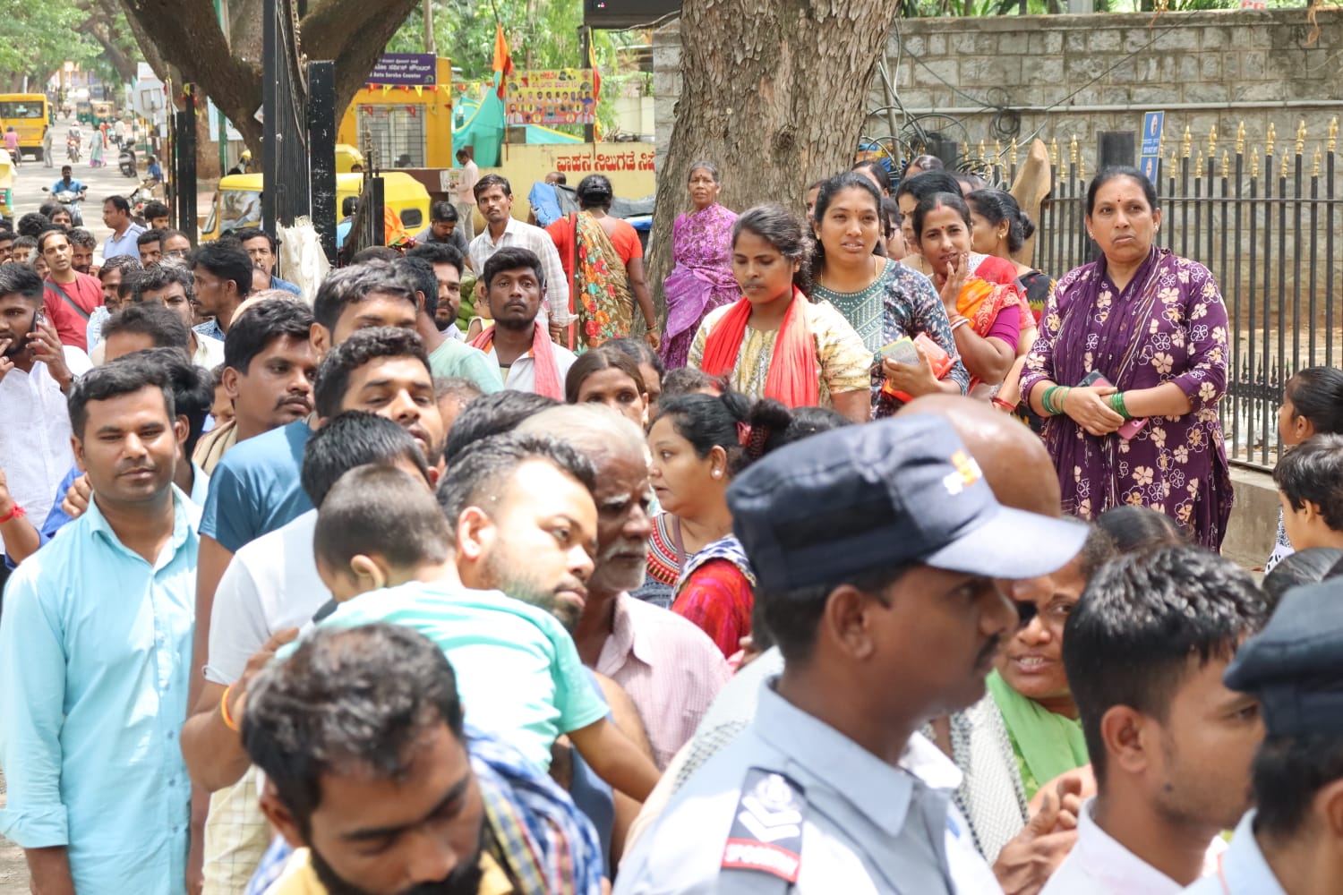 Hasivu food relief activity with children